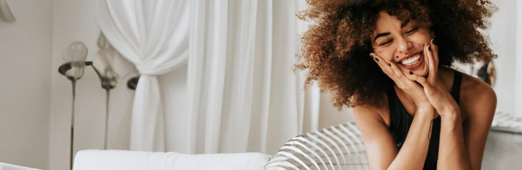 femme élégante et heureuse