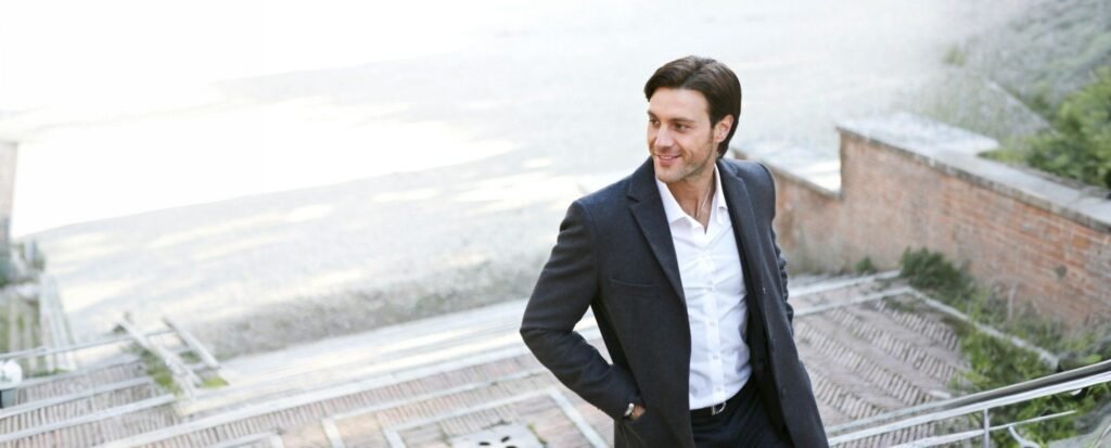 homme élégant et confiant