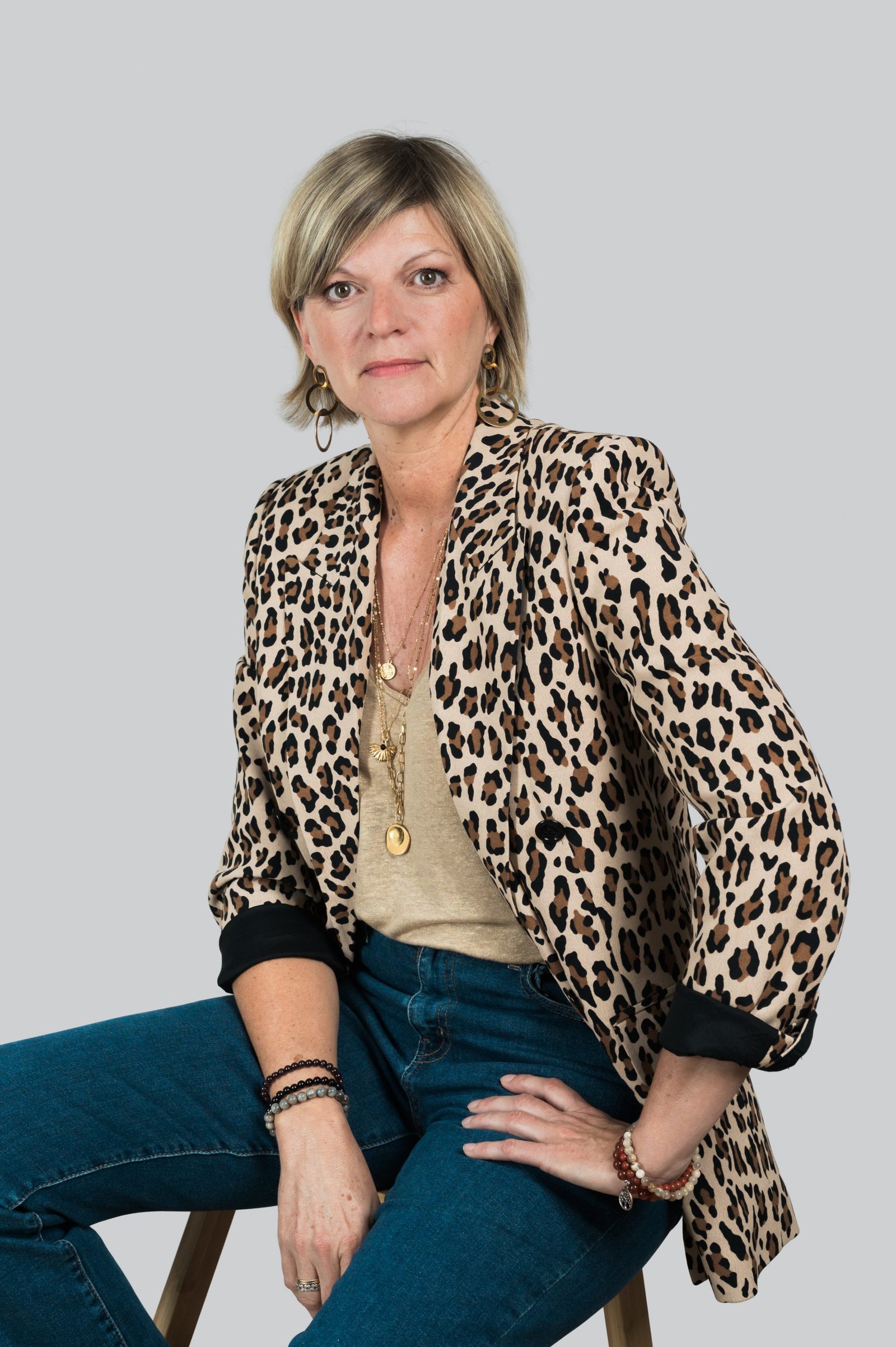 alexandra pichon assise sur une chaise et le regard confiant