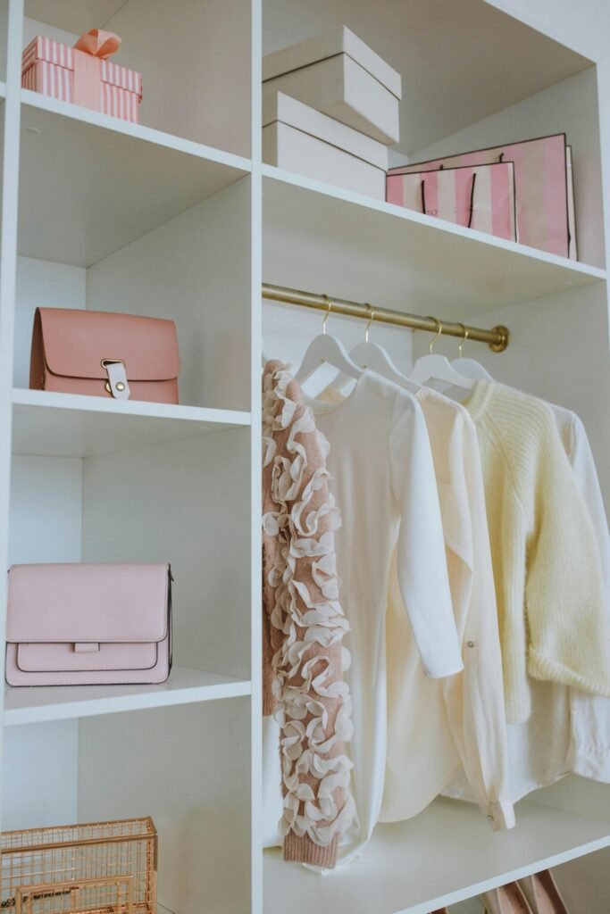 Dressing organisé avec vêtements colorés de printemps, penderie claire et lumineuse